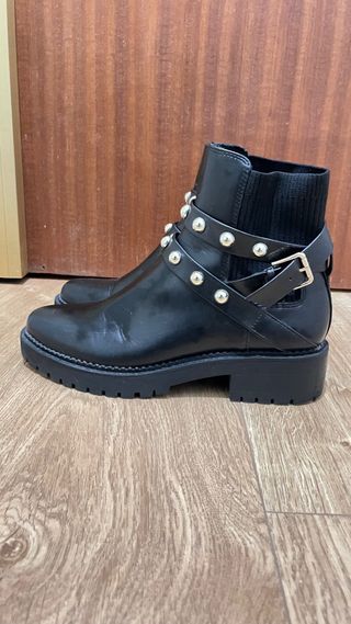 Botas negras con tachuelas y hebilla