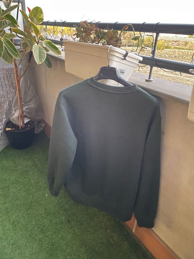 Sudadera verde oscuro sin capucha