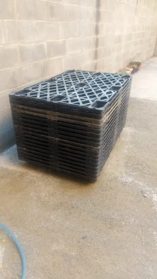 Palets de plástico negros apilables