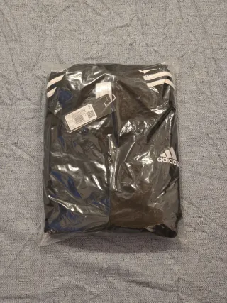 Conjunto deportivo Adidas negro Talle M y L