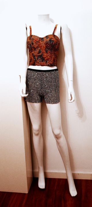 Top y shorts adornados