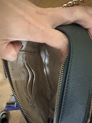 Carteira Guess verde com detalhes dourados