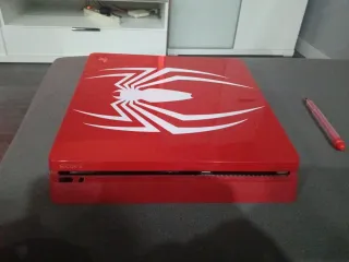 PlayStation versión Spiderman con 2 mandos