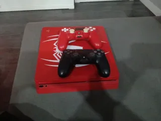 PlayStation versión Spiderman con 2 mandos
