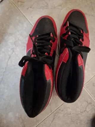 Zapatillas deportivas hombre rojas y negras