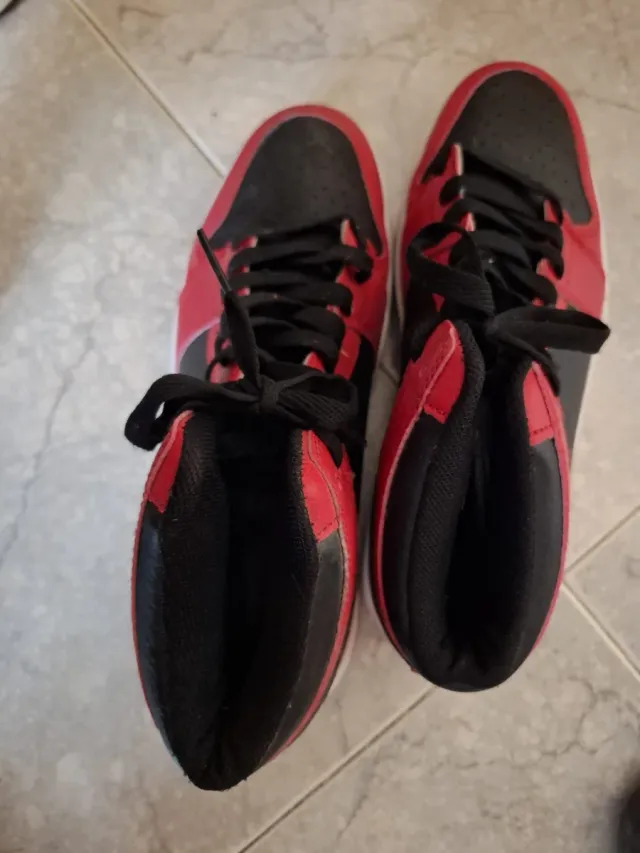 Zapatillas deportivas hombre rojas y negras