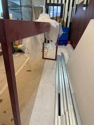 Botellero metálico color vino