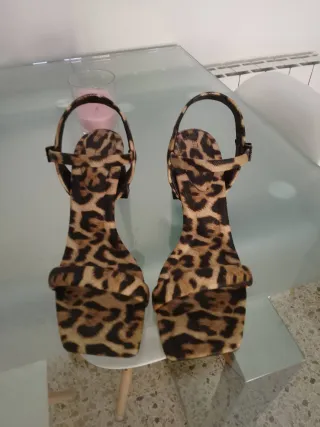 Sandalias de tacón estampado leopardo