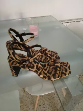 Sandalias de tacón estampado leopardo