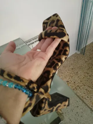 Sandalias de tacón estampado leopardo