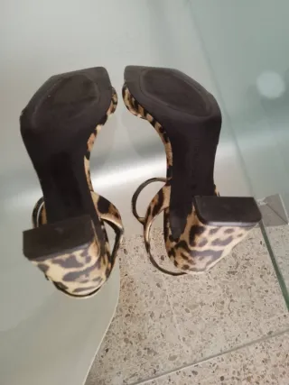 Sandalias de tacón estampado leopardo