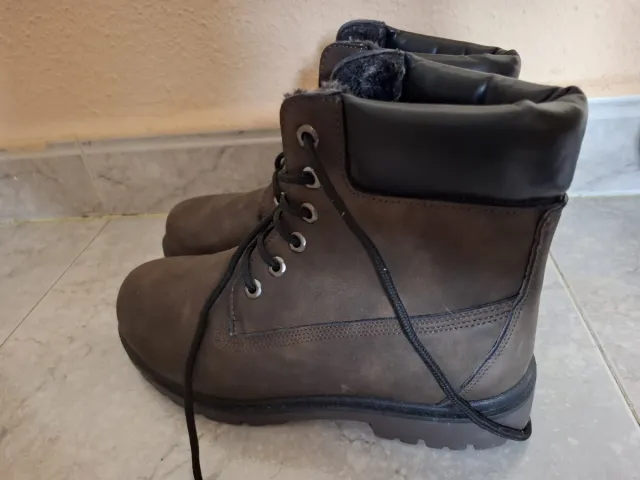 Botas de hombre marrones y grises