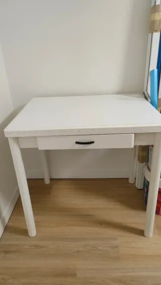 Mesa de cocina extensible blanca.