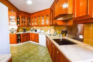 Mueble de cocina madera y polipiel