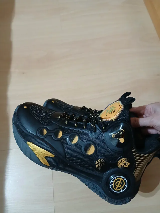 Zapatillas deportivas negras y doradas talla 38