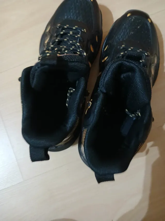 Zapatillas deportivas negras y doradas talla 38