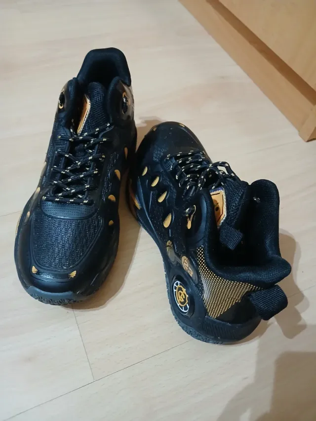 Zapatillas deportivas negras y doradas talla 38