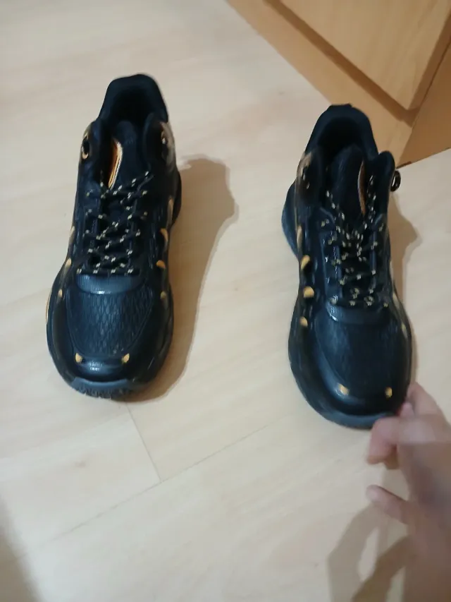 Zapatillas deportivas negras y doradas talla 38