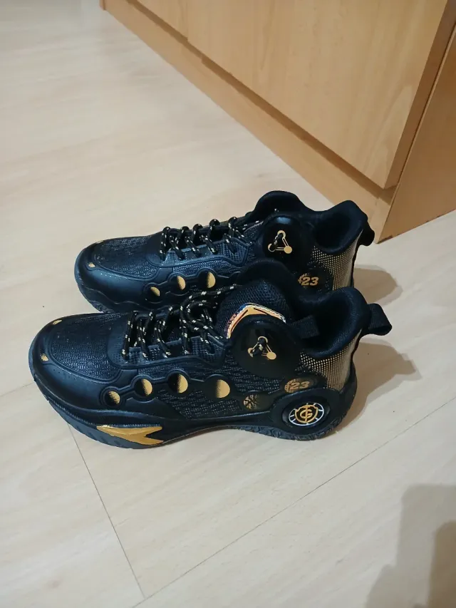 Zapatillas deportivas negras y doradas talla 38