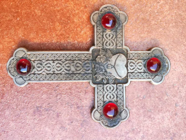 Antica croce in metallo con pietre rosse