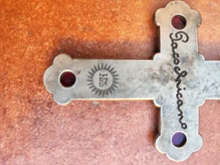 Cruz arte sacro vintage firmada en metal-cabujones