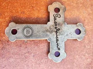 Cruz arte sacro vintage firmada en metal-cabujones