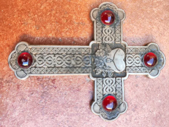 Antica croce in metallo con pietre rosse