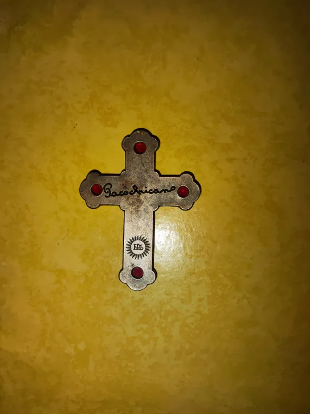 Antica croce in metallo con pietre rosse