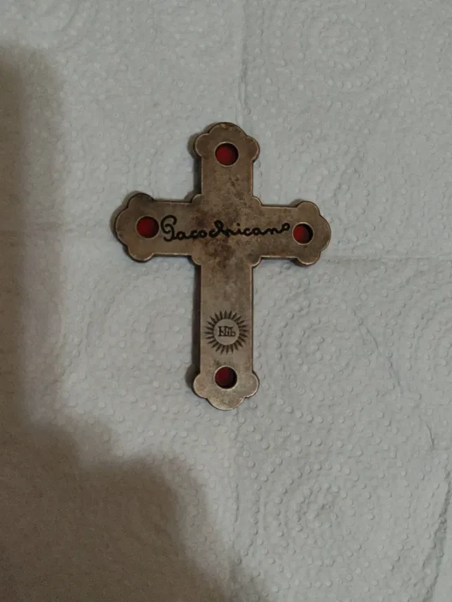 Antica croce in metallo con pietre rosse