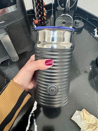 Cafetera Nespresso + Espumador de leche