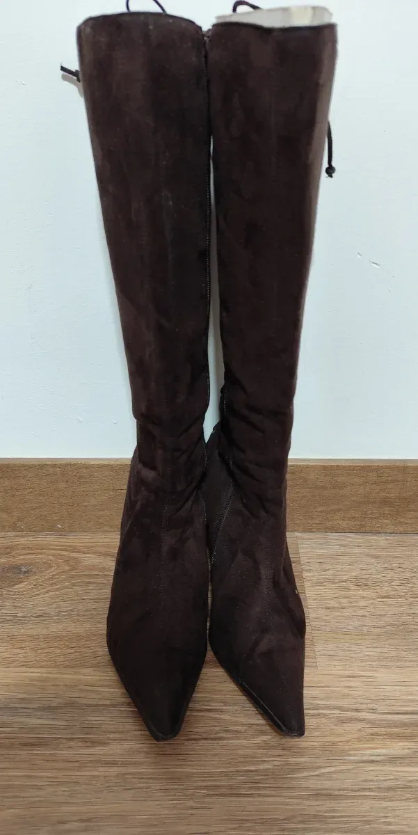 Ideales botas altas de ante en color marrón.