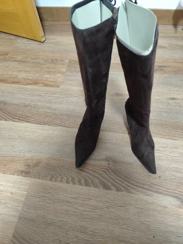 Ideales botas altas de ante en color marrón.