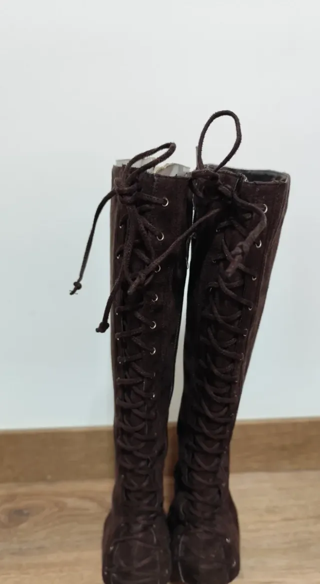 Ideales botas altas de ante en color marrón.