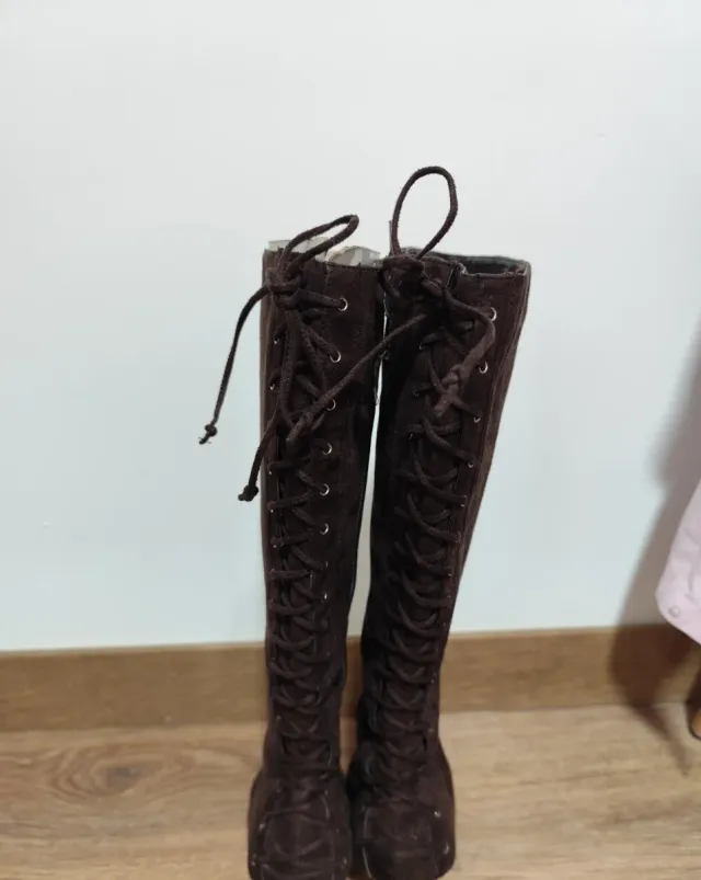 Ideales botas altas de ante en color marrón.