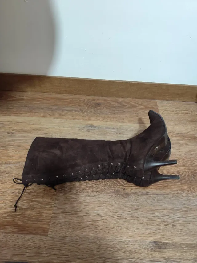 Ideales botas altas de ante en color marrón.