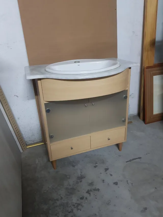 Mueble de baño con lavabo de cerámica y marmol
