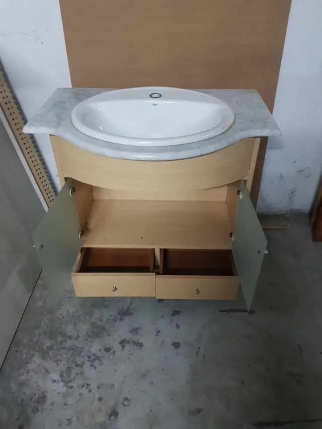 Mueble de baño con lavabo de cerámica y marmol
