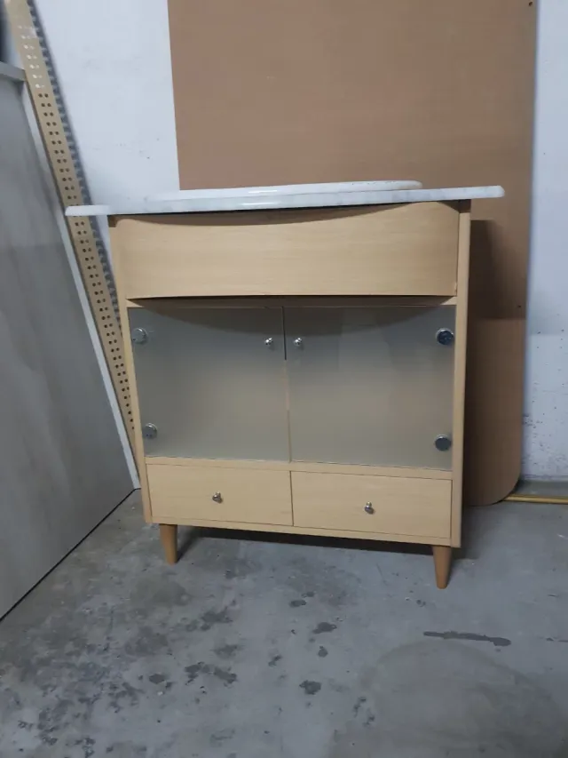 Mueble de baño con lavabo de cerámica y marmol