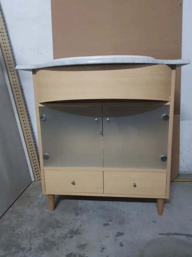 Mueble de baño con lavabo de cerámica y marmol