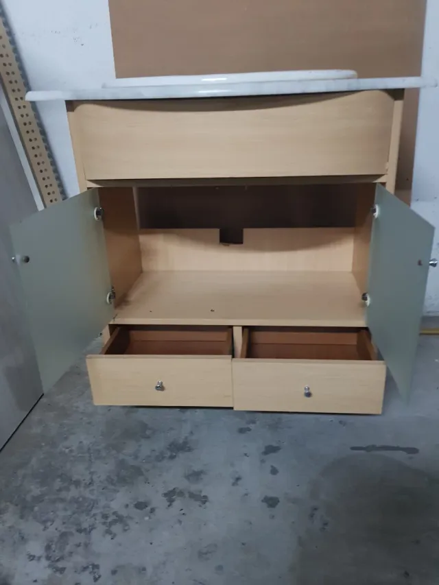 Mueble de baño con lavabo de cerámica y marmol