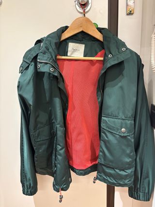 Cazadora Pepe Jeans verde con forro fucsia, mujer.