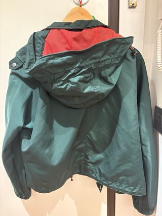 Cazadora Pepe Jeans verde con forro fucsia, mujer.