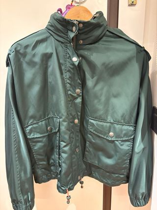 Cazadora Pepe Jeans verde con forro fucsia, mujer.