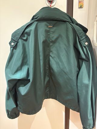 Cazadora Pepe Jeans verde con forro fucsia, mujer.