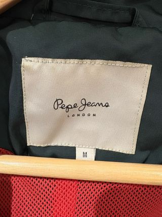 Cazadora Pepe Jeans verde con forro fucsia, mujer.