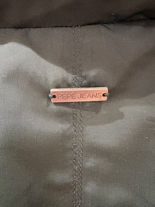 Cazadora Pepe Jeans verde con forro fucsia, mujer.