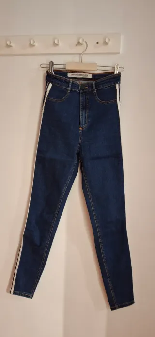 Jeans cintura alta banda lateral