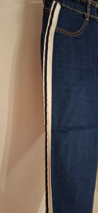 Jeans cintura alta banda lateral