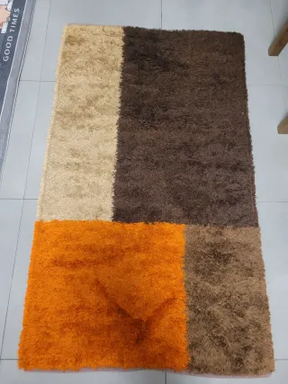 Tappeto in pelo marrone e arancione