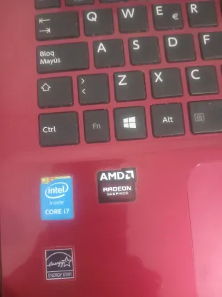 Ordenador portátil Toshiba rojo